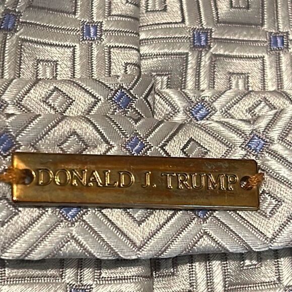 Donald Trump Signature Collection Men's Neck Tie Silver And Blue Square Pattern - Picture 6 of 10